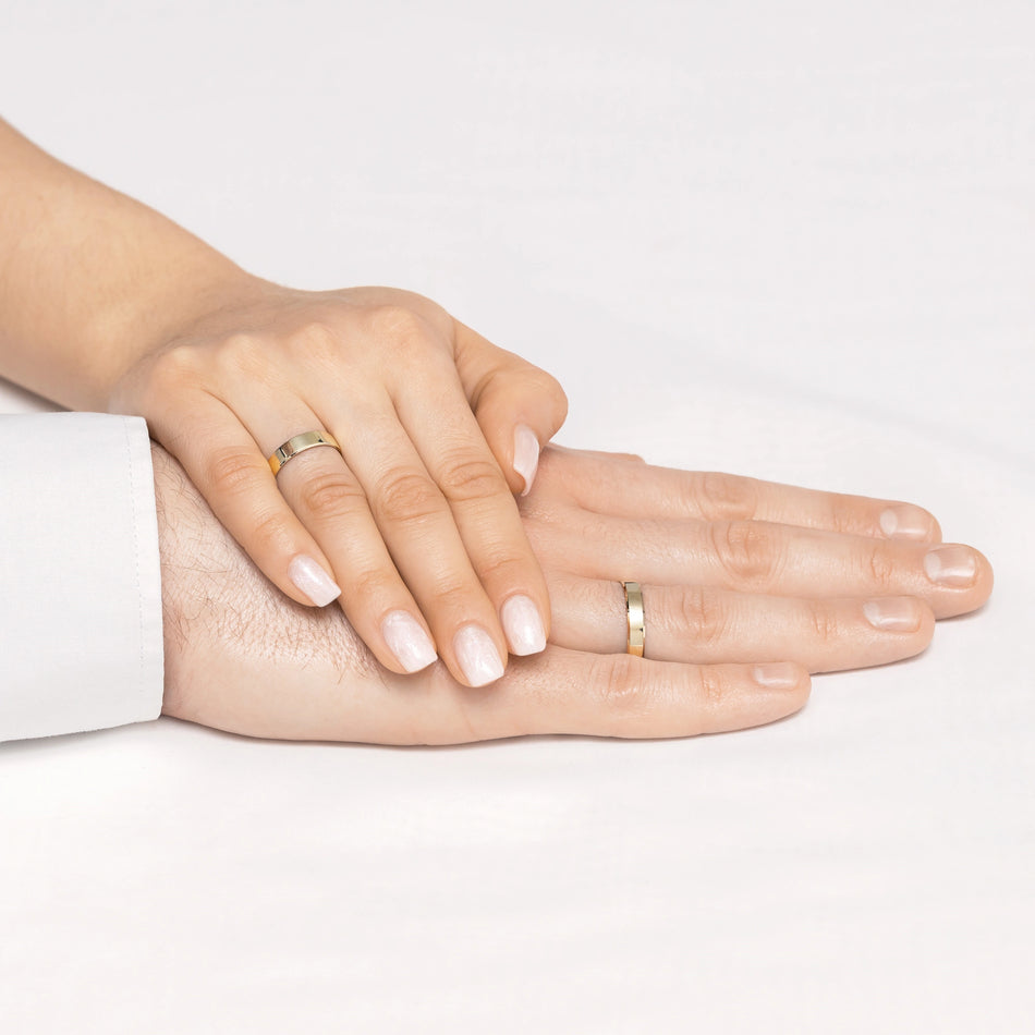 Klasický plochý fázovaný jednoduchý zlatý svadobný prsteň 4 mm