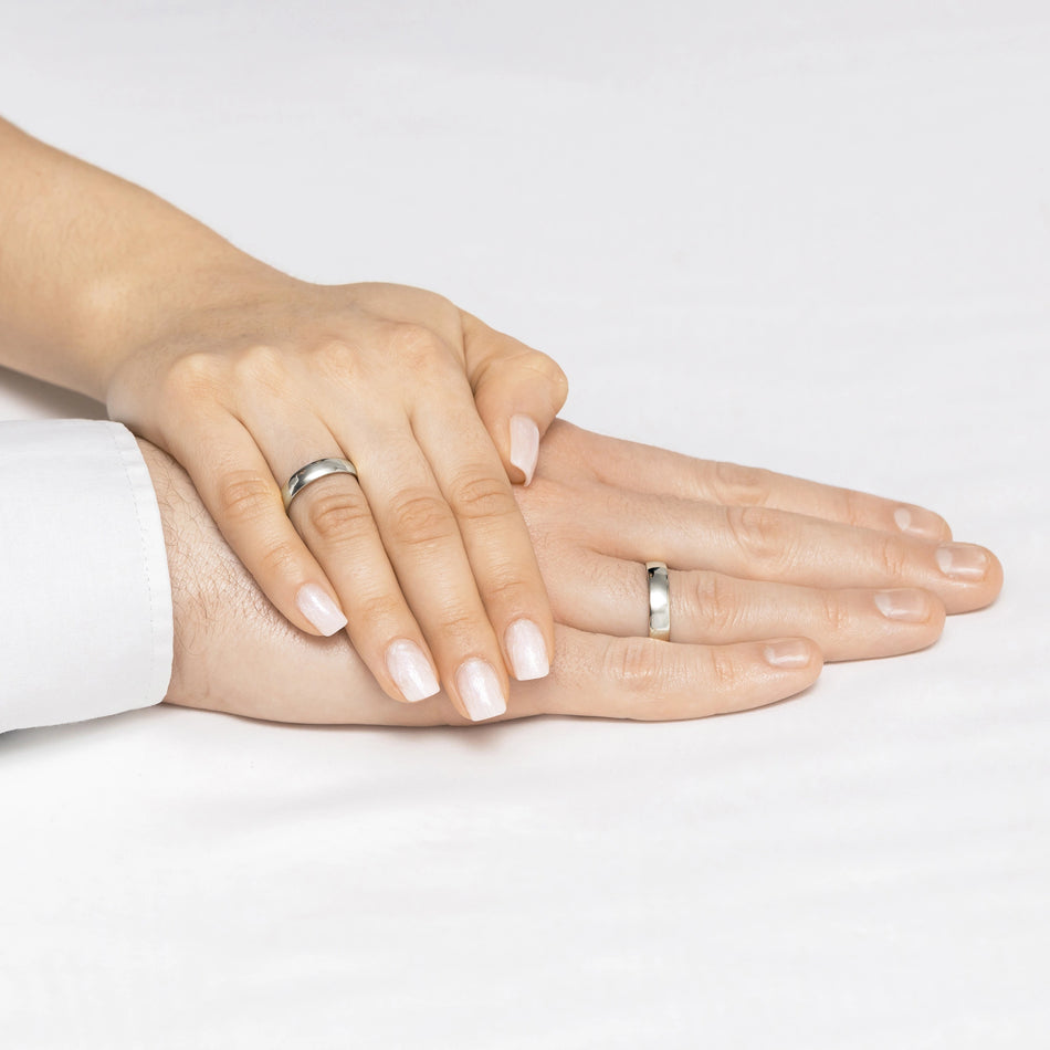 Alliance classique en or blanc légèrement arrondi 4 mm