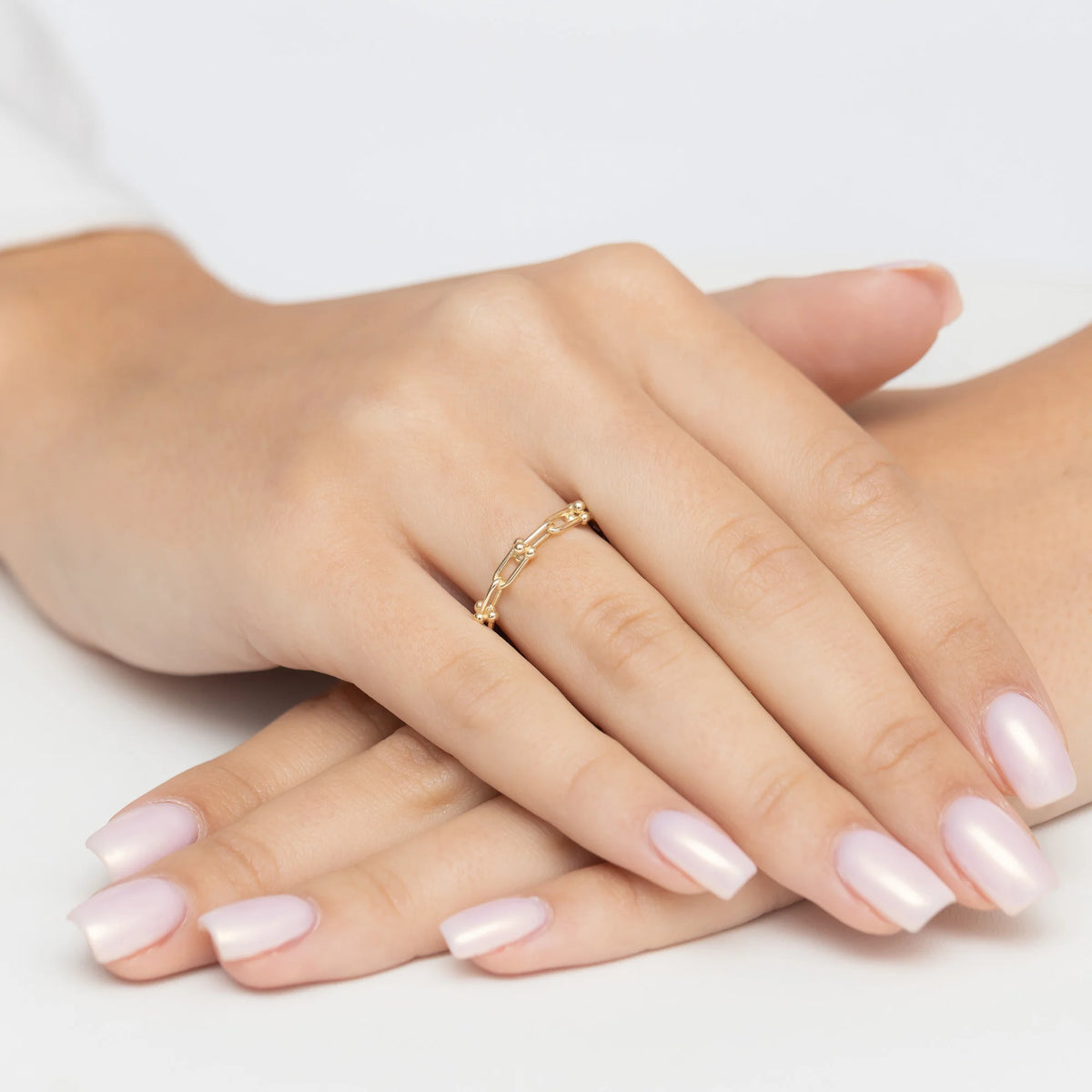 Bague anneau en or avec maillons tressés et perles