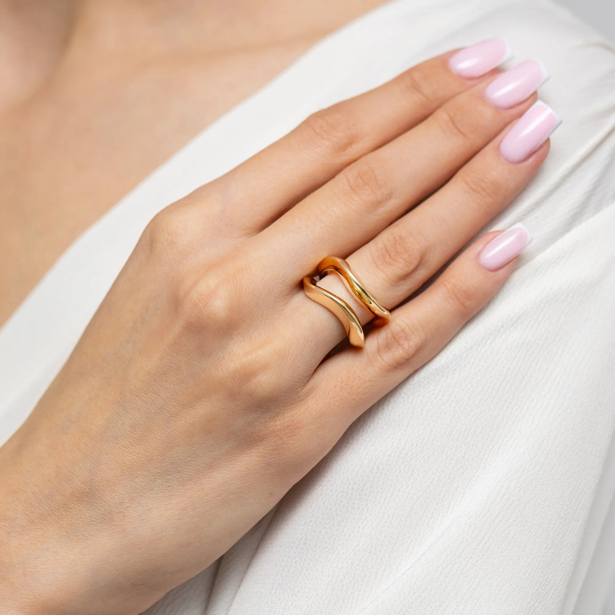Smooth wave gold ring