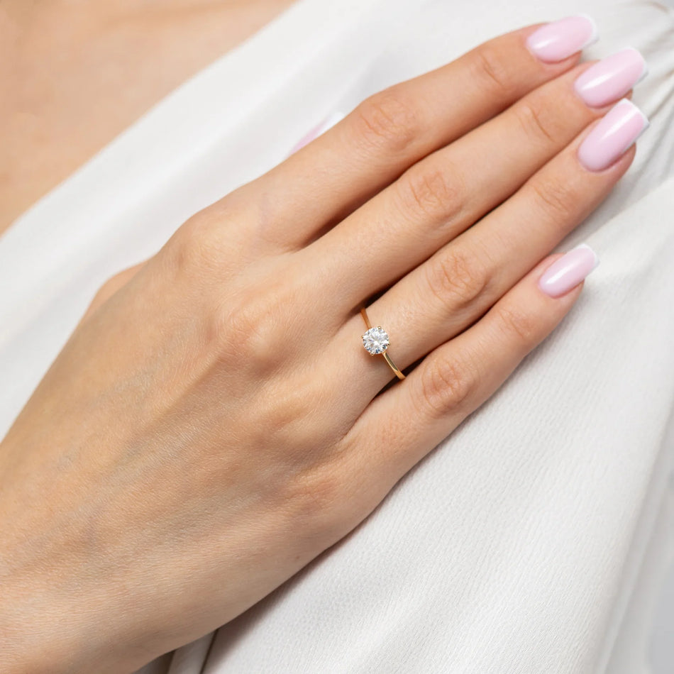 Klasický zlatý prsteň so zirkónom