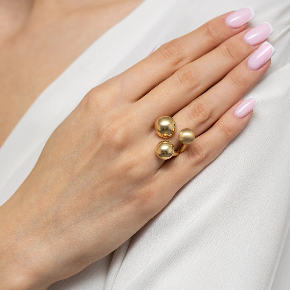 Hladký zlatý prsten zdobený korálky