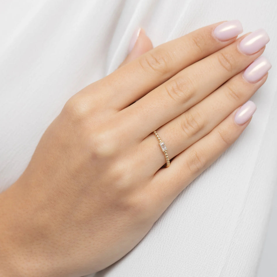 Prsteň zo zlatých korálok s bielou zirkóniou