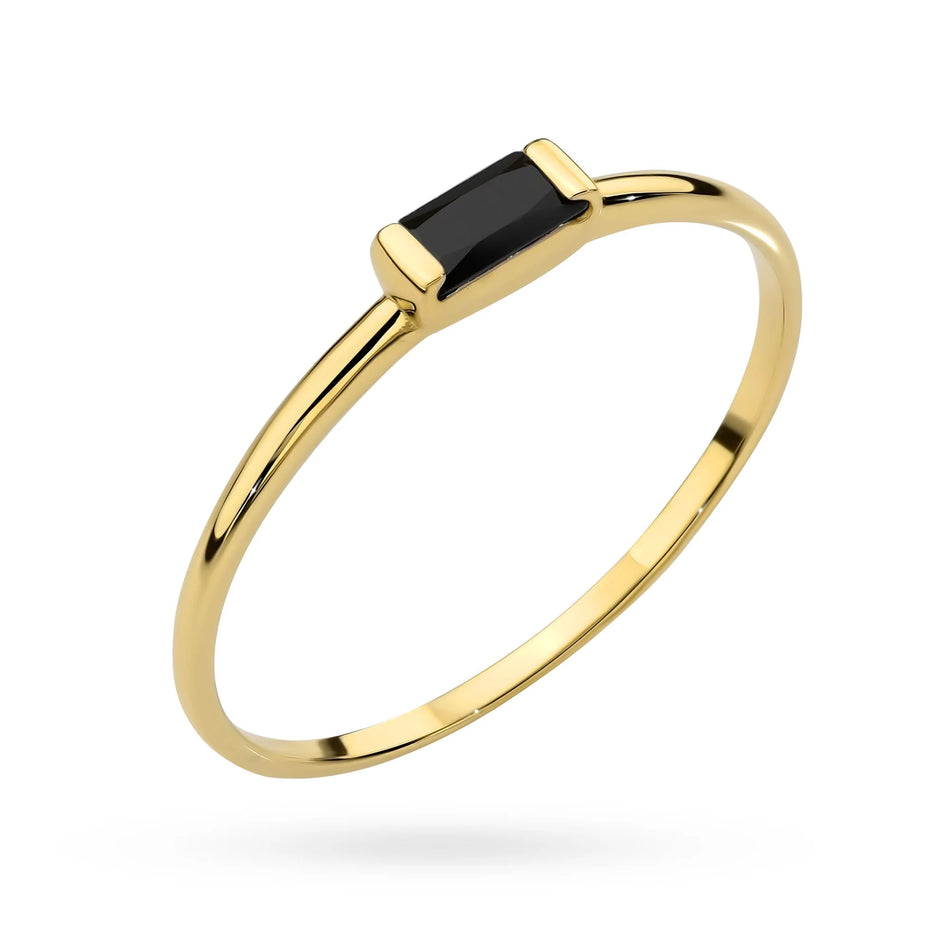 Zlatý prsteň s obdĺžnikovým čiernym kameňom
