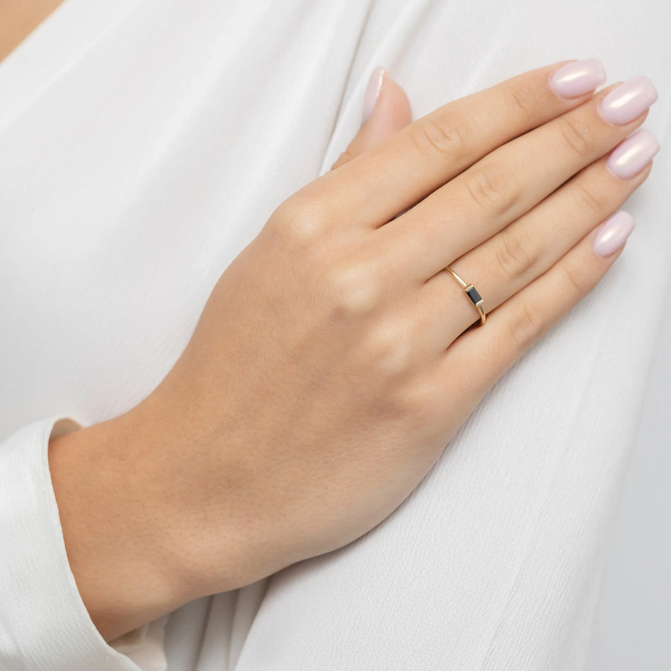 Zlatý prsteň s obdĺžnikovým čiernym kameňom