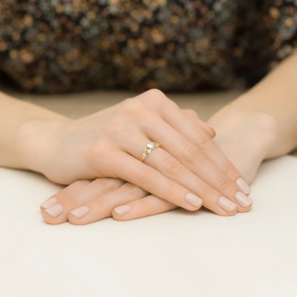 8k-gold-ring-heart-in-hands-p032-333