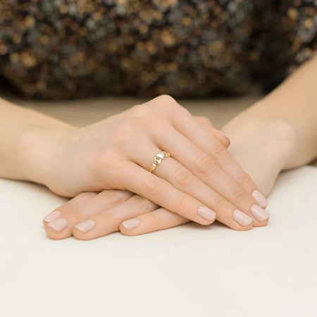 8k-gold-ring-heart-in-hands-p032-333