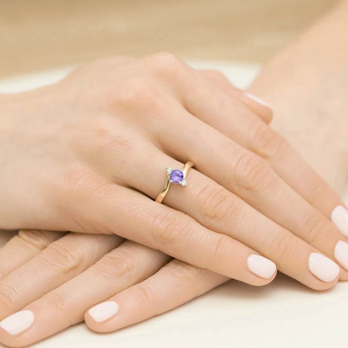 gold-ring-with-0-50ct-amethyst-and-diamonds-p038-585-a0-50