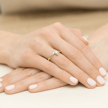 gold-ring-with-0-60ct-white-sapphire-and-diamonds-p038-585-bs0-60