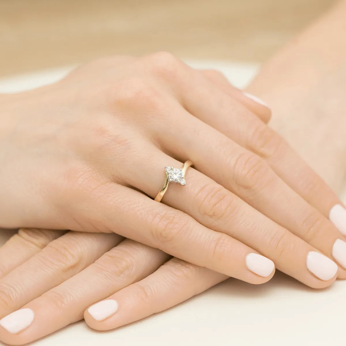 zlatý prsteň so 0,60 ct bielym zafírom a diamantmi p038-585-bs0-60
