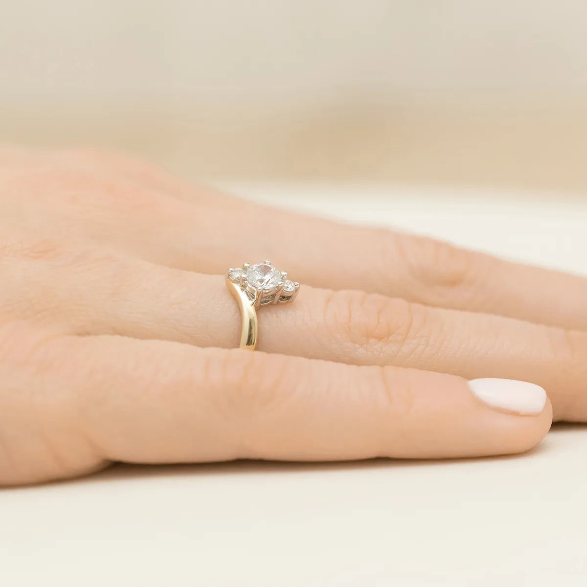 zlatý prsteň so 0,60 ct bielym zafírom a diamantmi p038-585-bs0-60