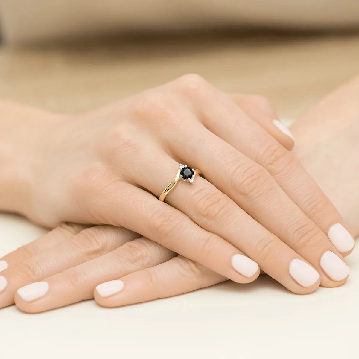 zlatý prsteň s 0,50 ct čiernym diamantom a diamantmi p038-585-cb0-50