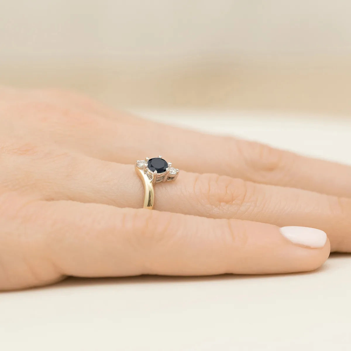 zlatý prsteň s 0,50 ct čiernym diamantom a diamantmi p038-585-cb0-50