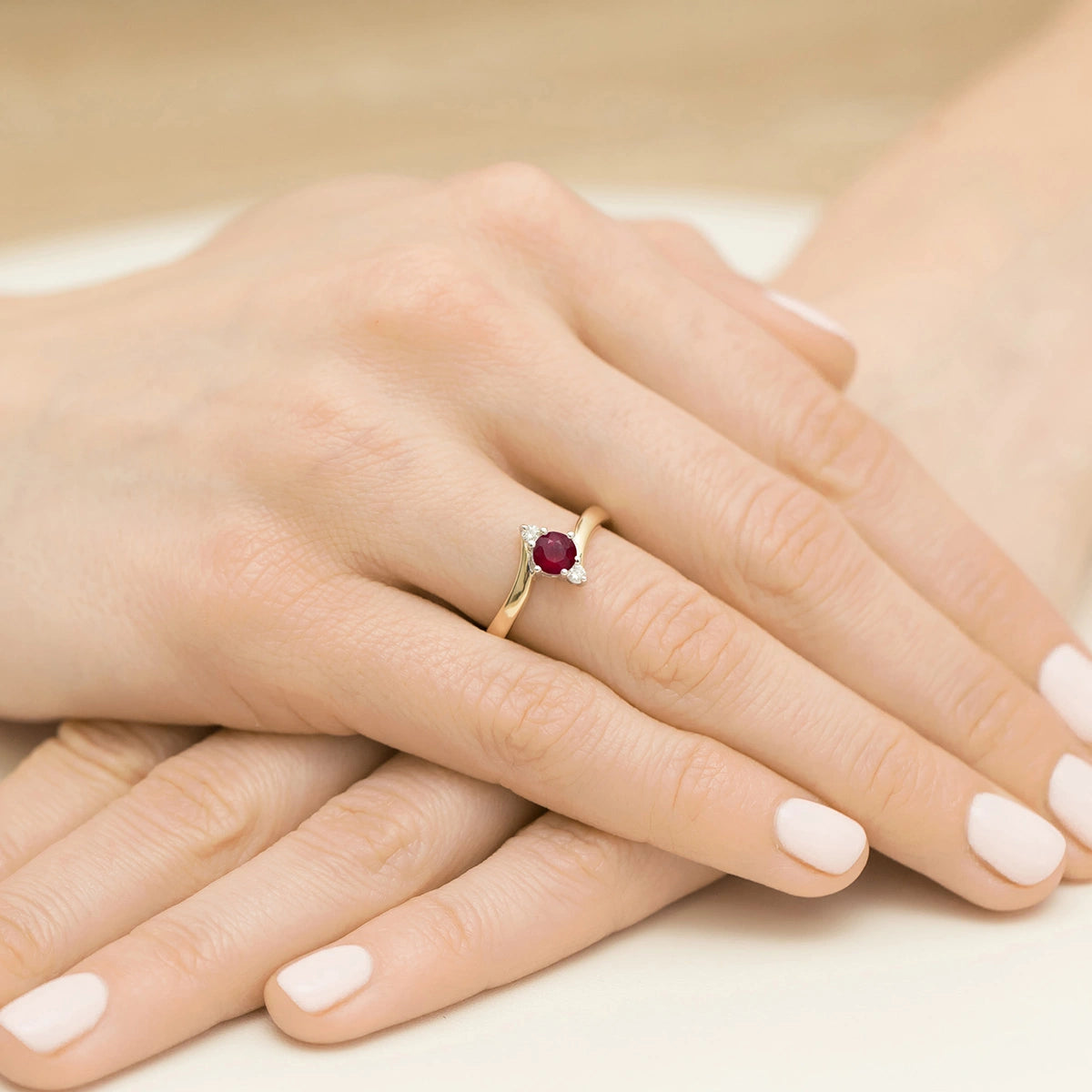 zlatý-prsteň-s-0-60ct-rubínom-a-diamantmi-p038-585-r0-60