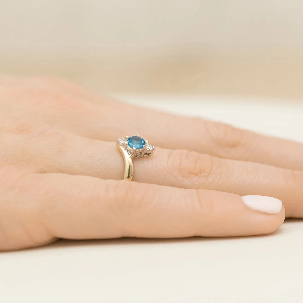 goldring-mit-0-60ct-topas-und-diamanten-p038-585-t0-50
