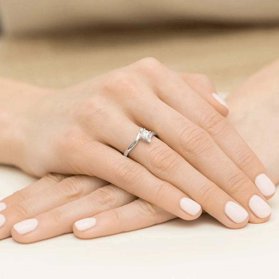 goldring-mit-0-60ct-weißem-saphir-und-diamanten-p038-585-bs0-60