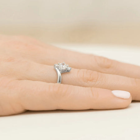 gold-ring-with-0-60ct-white-sapphire-and-diamonds-p038-585-bs0-60