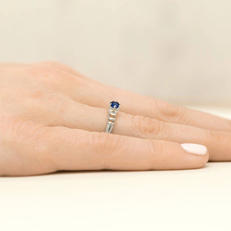 gold-ring-with-0-30ct-sapphire-p039-585-s0-30