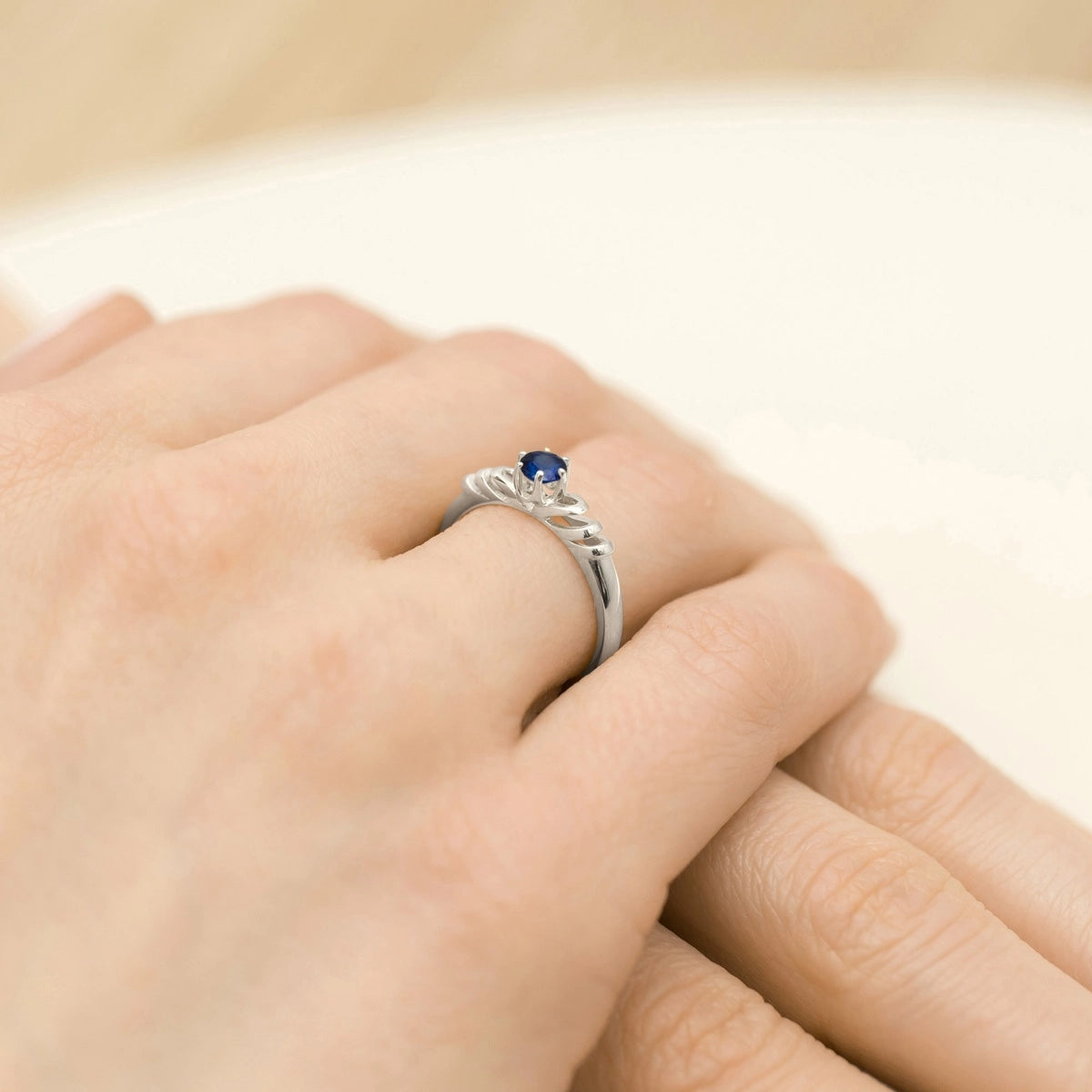gold-ring-with-0-30ct-sapphire-p039-585-s0-30