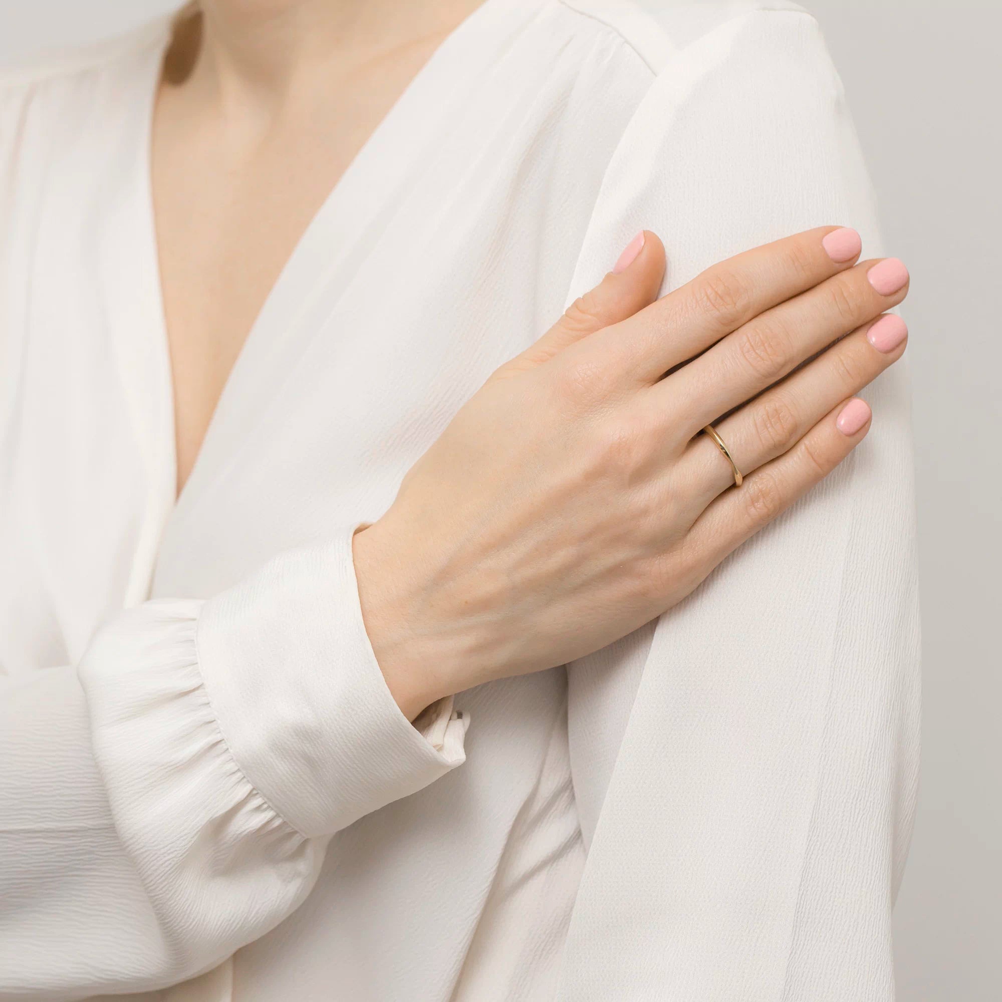 8k-gold-ring-with-a-notch-p094-333