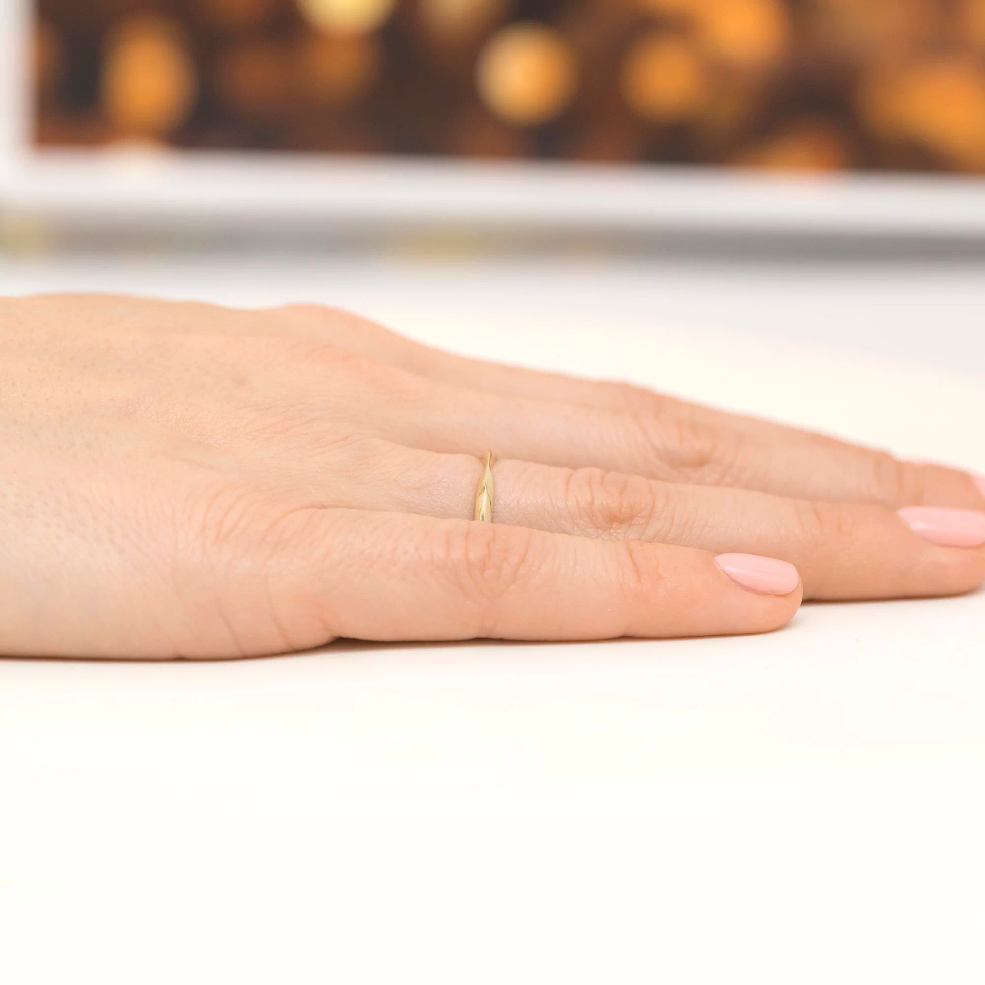 8k-gold-ring-with-a-notch-p094-333