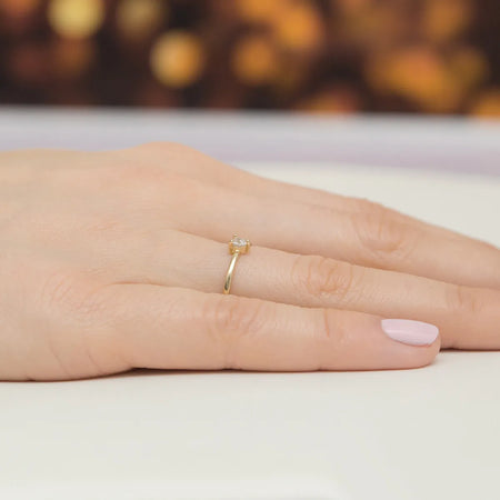 gold-ring-with-0-10ct-diamond-p129-585-b0-10