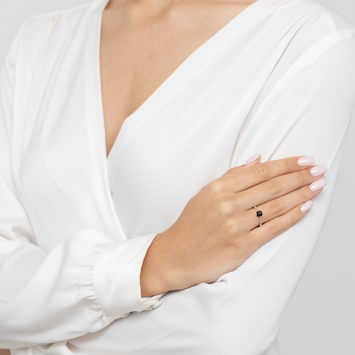 8k-gold-ring-with-black-zirconia-p167-333-cz