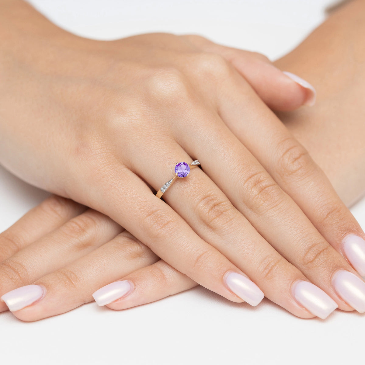 gold-ring-with-0-50ct-amethyst-and-0-068ct-diamonds-p167-585-a0-50