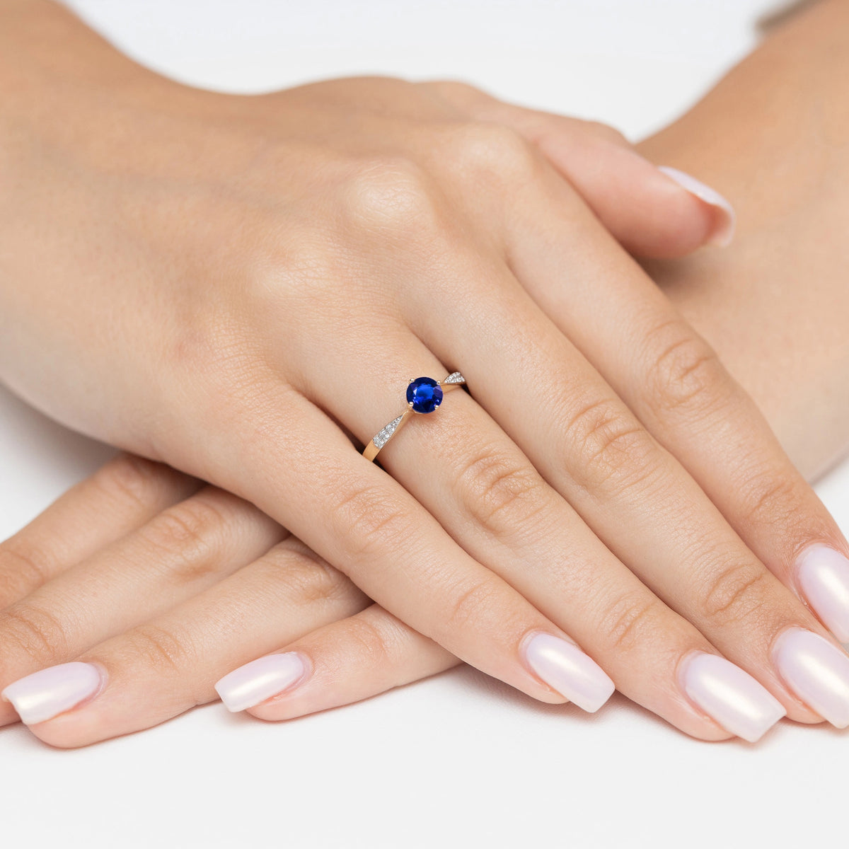 zlatý prsteň s 0,50 ct zafírom a 0,068 ct diamantmi p167-585-s0-50