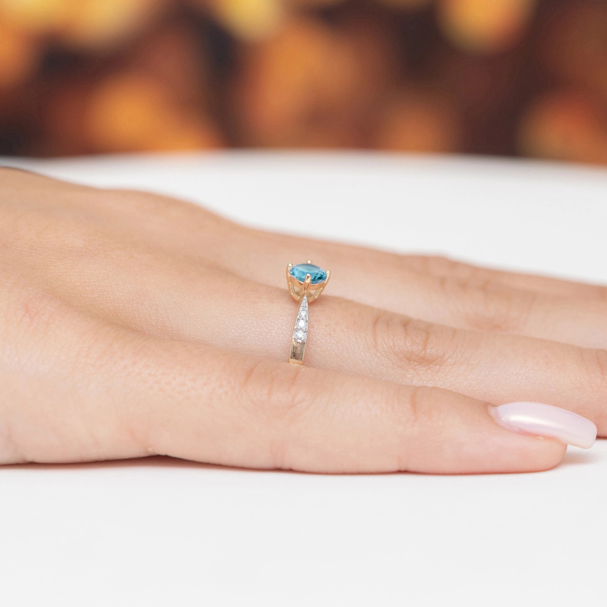 gold-ring-with-0-50ct-topaz-and-0-068ct-diamonds-p167-585-t0-50