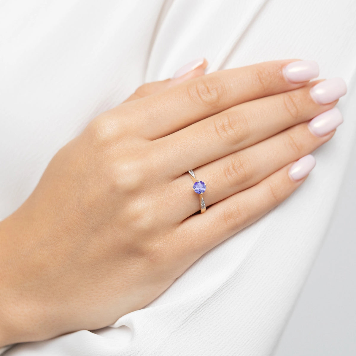 gold-ring-with-0-50ct-tansanit-and-0-068ct-diamonds-p167-585-ta0-50