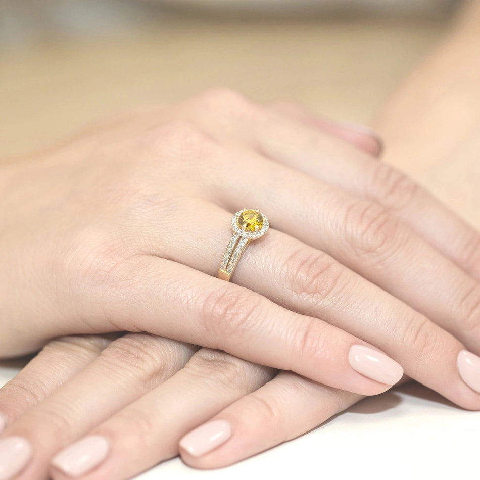 Yellow Gold Ring with Round 0,50ct Central and 0,20ct Sideline Lab-grown Diamonds