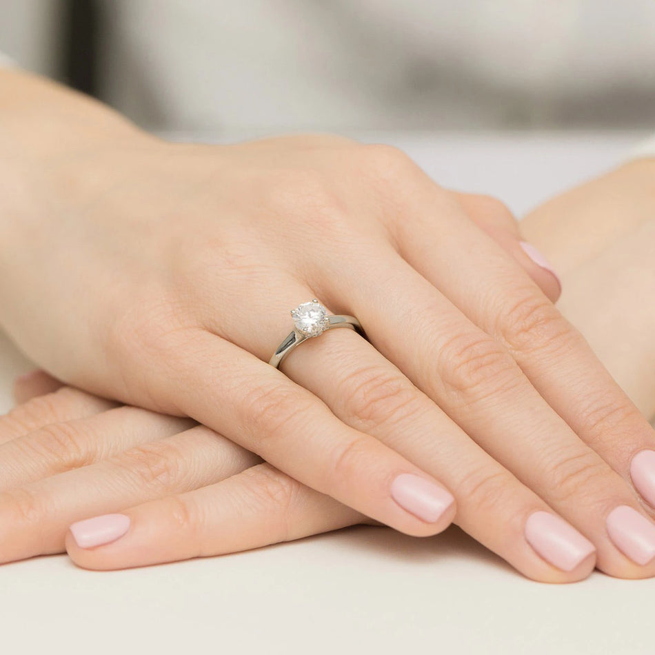 White Gold Ring with Round 1,00ct Central and 0,07ct Sideline Lab-grown Diamonds