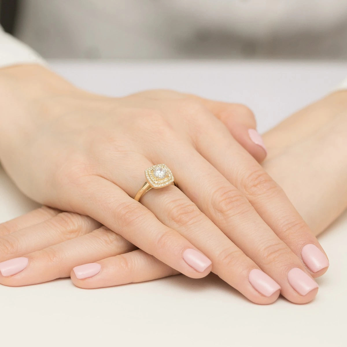 Prsteň zo žltého zlata s lab-grown diamantom 0,70 ct Round/Brilliant a 56 × 0,005 ct lab-grown diamantmi