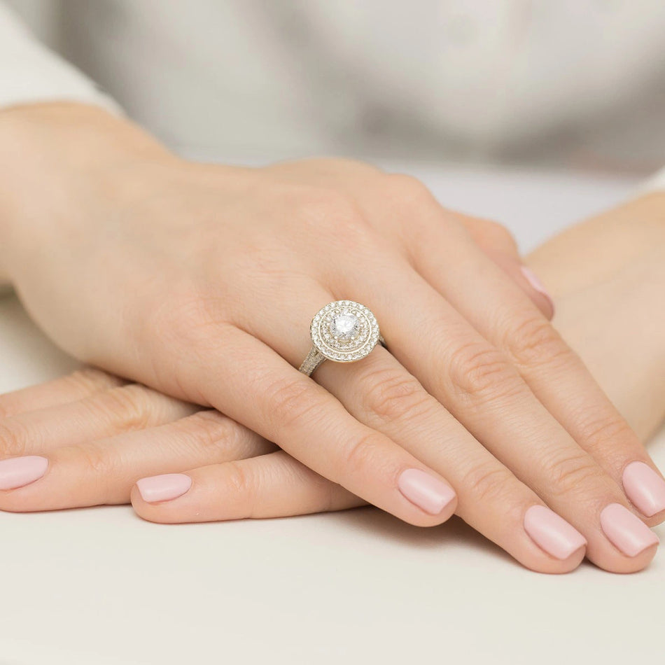 Ring aus Weißgold mit Labordiamant Round/Brilliant, 0,70 ct sowie 48 × 0,0086 ct + 44 × 0,005 ct Labordiamanten