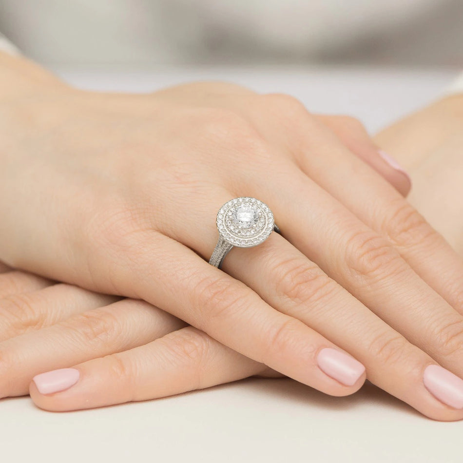 Ring aus Weißgold mit Labordiamant Round/Brilliant, 1,00 ct sowie 48 × 0,0086 ct + 44 × 0,005 ct Labordiamanten