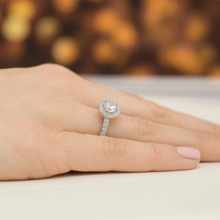 GREMARI 14K (585) White Gold engagement ring with Round 0.70 ct Central and 0.377 ct Sideline Lab-grown Diamonds