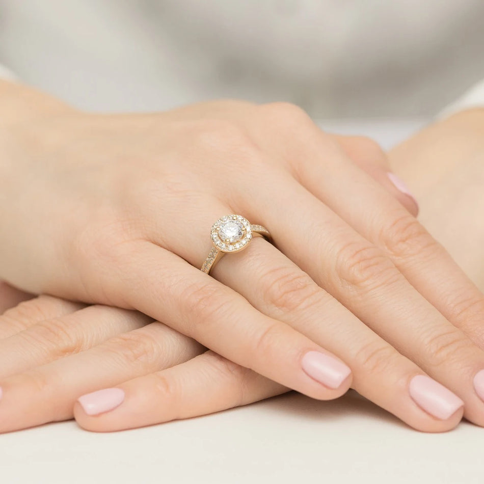 Yellow Gold engagement ring with Round 0.70 ct Central and 0.377 ct Sideline Lab-grown Diamonds - GREMARI fine jewelry
