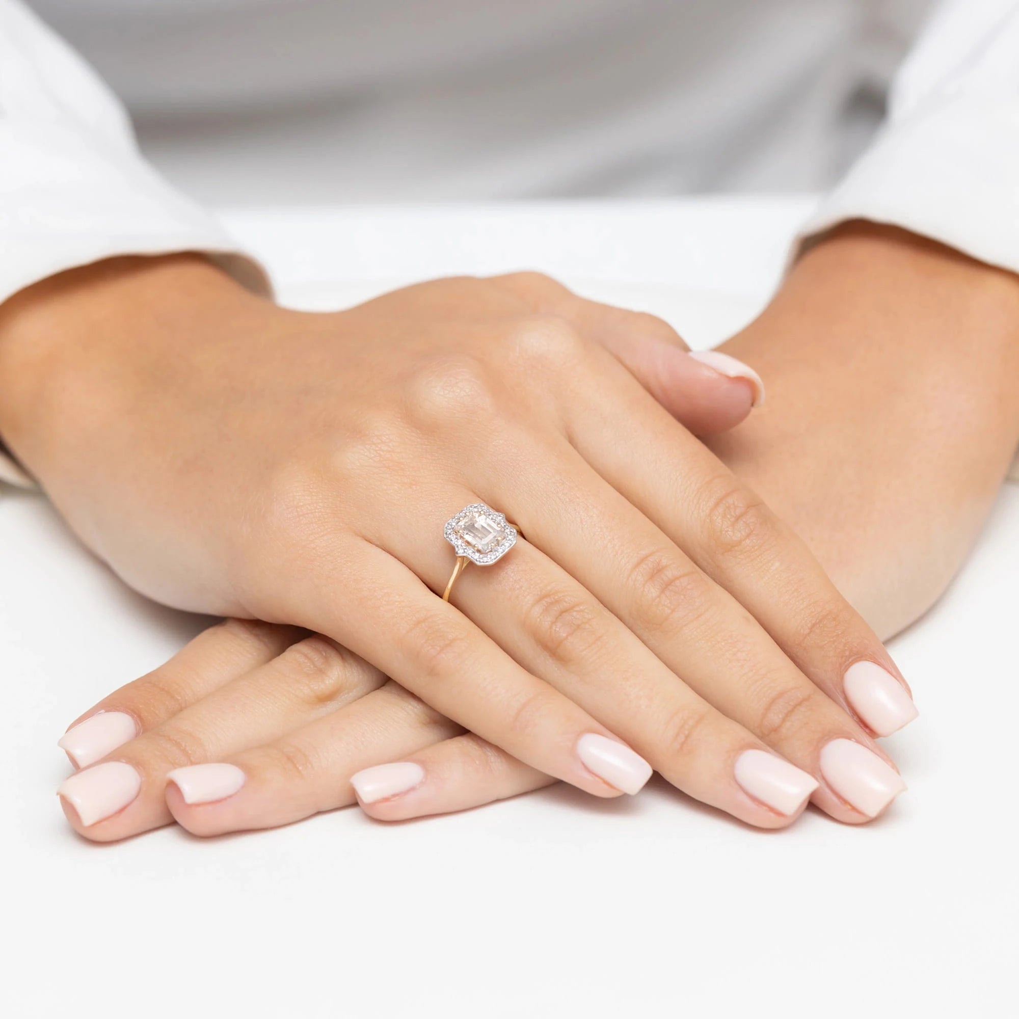 Yellow Gold engagement ring with Emerald 1.00 ct Central and 0.172 ct Sideline Lab-grown Diamonds - GREMARI fine jewelry