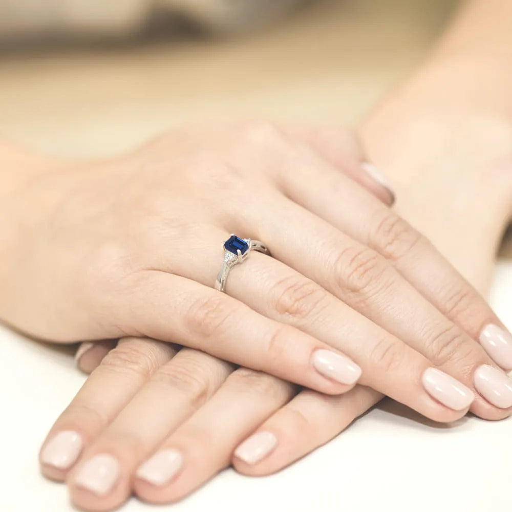 zlatý prsteň s 0,60 ct zafírom a diamantmi w0002-sab-01
