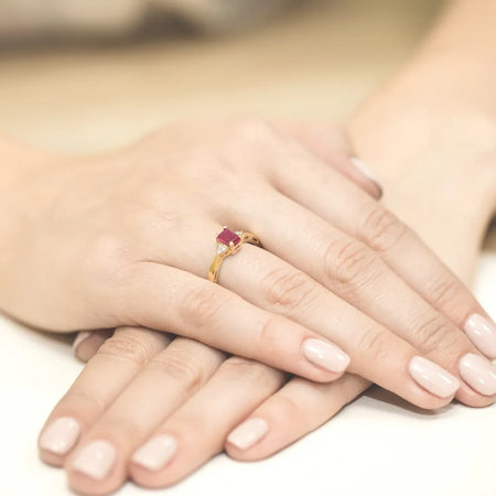 gold-ring-with-0-80ct-ruby-and-diamonds-w0002-rur-01