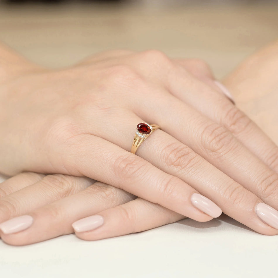 Zlatý prsteň s granátom 0,50 ct a diamantmi 0,052 ct