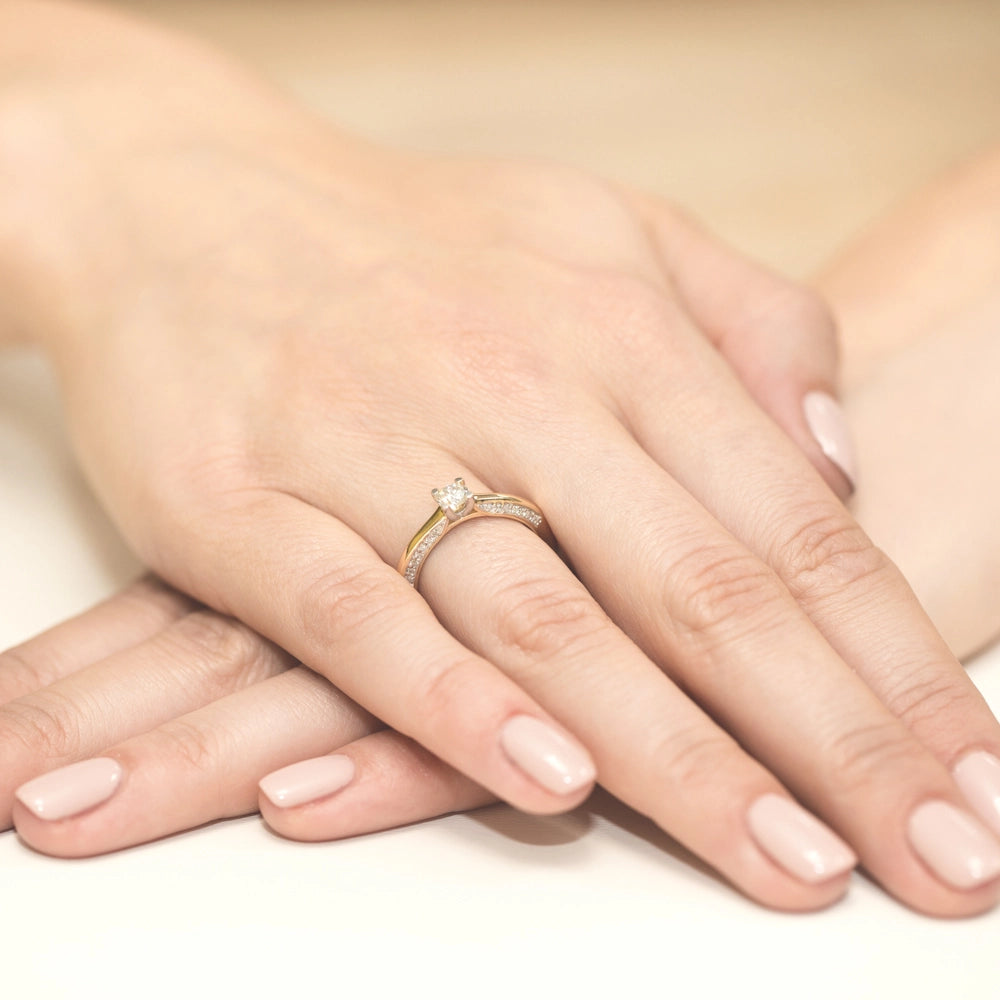 bague-en-or-avec-diamant-laboratoire-de-0-30ct-et-sertie-de-28-diamants-laboratoire-w0009-ldw-01