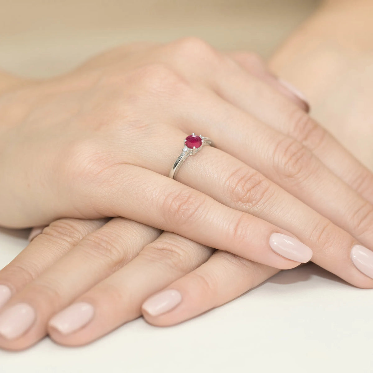 zlatý-prsteň-s-0-60ct-rubínom-a-diamantmi-w0010-rur-01