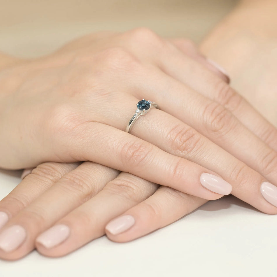 bague-en-or-avec-topaze-london-blue-de-0-50ct-et-diamants-de-0-029ct-w0010-tol-01