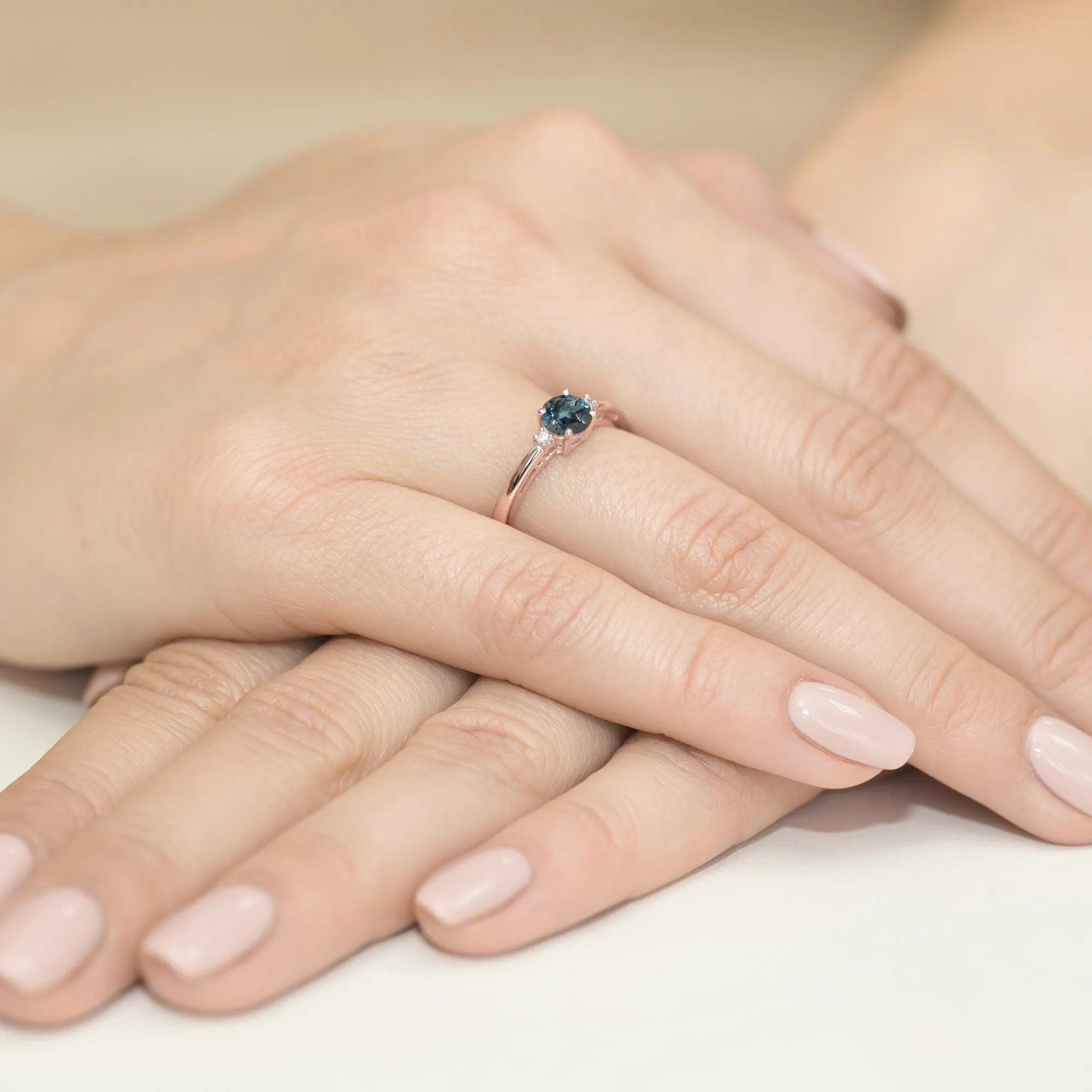 gold-ring-with-0-50ct-topaz-london-blue-and-0-029ct-diamonds-w0010-tol-01