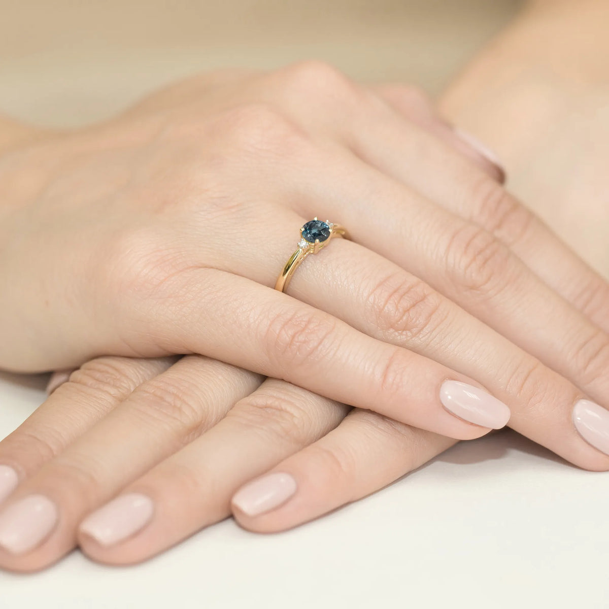 gold-ring-with-0-50ct-topaz-london-blue-and-0-029ct-diamonds-w0010-tol-01