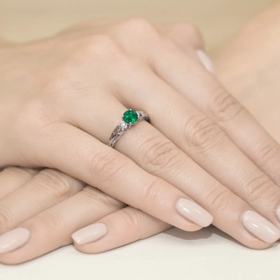 zlatý prsteň s 0,50 ct smaragdom a 0,02 ct diamantmi w0014-emg-01