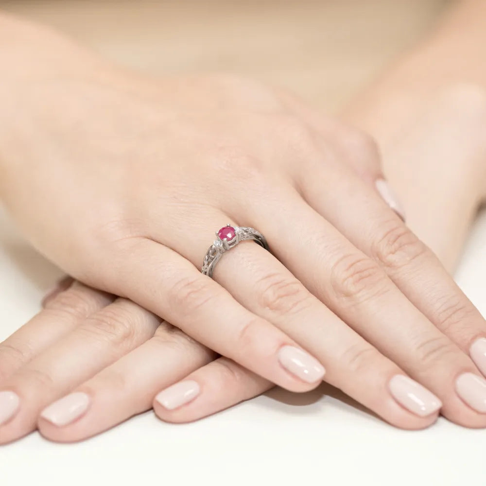 prsten-ze-zlata-s-rubínem-0-60ct-a-diamanty-0-02ct-w0014-rur-01