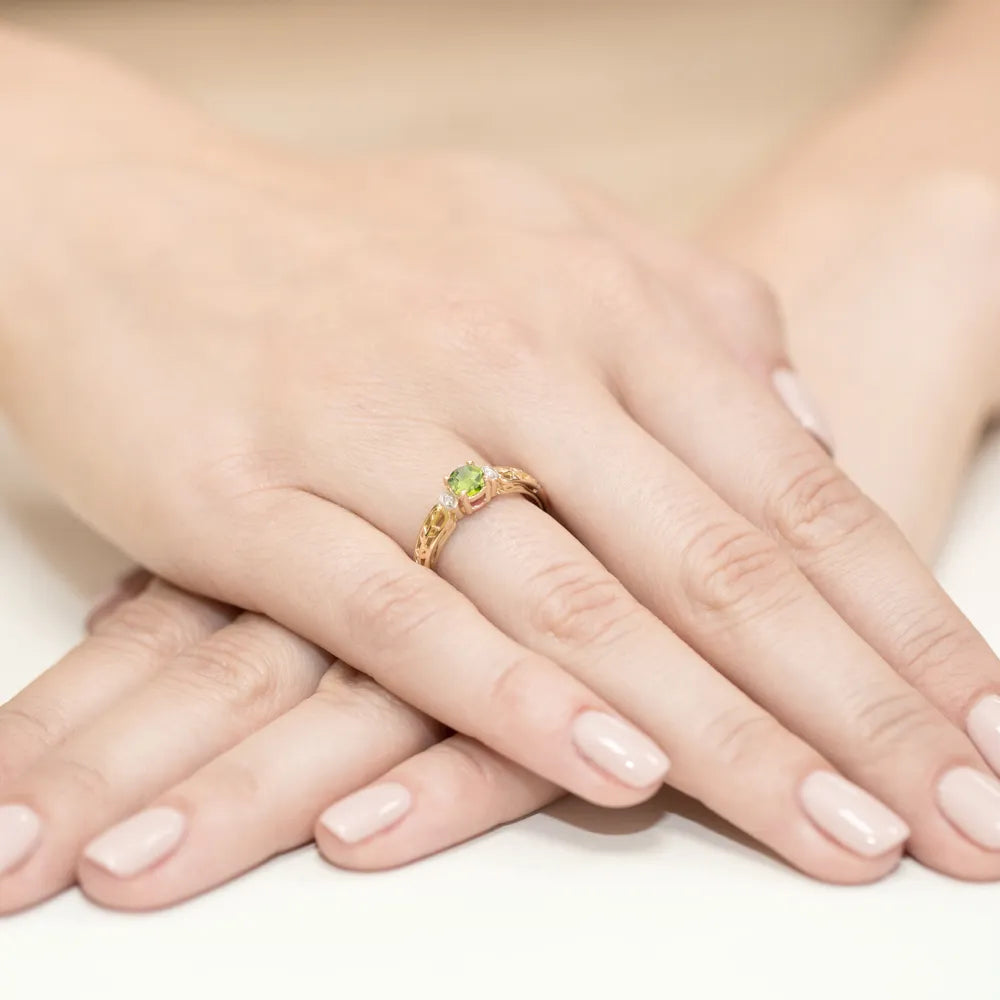 bague-en-or-avec-0-60ct-olivine-et-0-02ct-diamants-w0014-peg-01